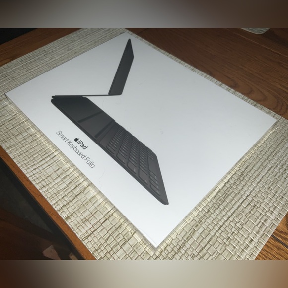 Apple Smart Keyboard Folio for iPad Pro 12.9-inch (6th generation) - US English - Picture 3 of 11